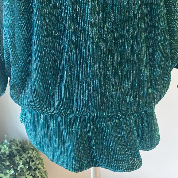 Chaus New York woman’s metallic blouse split sleeve, V-neck, banded hem blouse - Picture 6 of 16